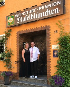 Anja und Christof vor dem Moselblümchen